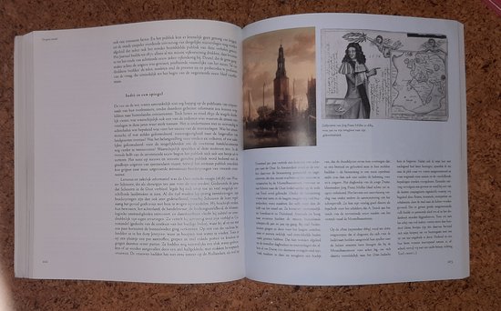 Een open boek met een gravure van een man in een pruik en een landkaart.