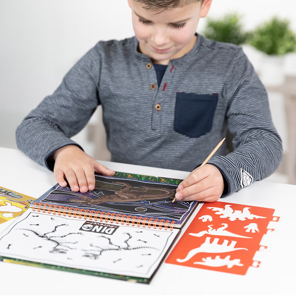 Totum Dino vakantie doeboek kraskaarten en kleurboek dinosaurus scratch art junior harde kaft A5 Forever Dino — afbeelding 5