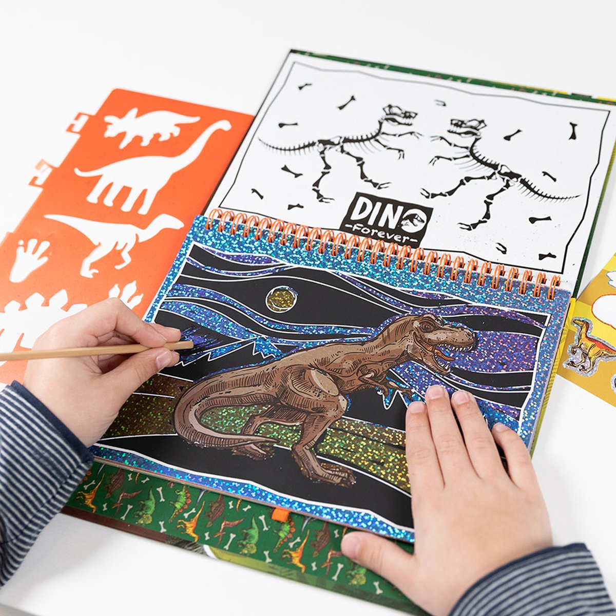 Totum Dino vakantie doeboek kraskaarten en kleurboek dinosaurus scratch art junior harde kaft A5 Forever Dino — afbeelding 2