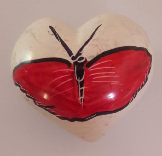 Nog meer sfeer in uw woonomgeving met deze prachtig handgemaakte hartvormige vlinder! Een bijzondere vlinder gemaakt van speksteen, een zachte natuursteen. Vind een plekje in je huis, serre/tuinkamer of in de werkkamer. Voor uzelf of Bestel Een Kado