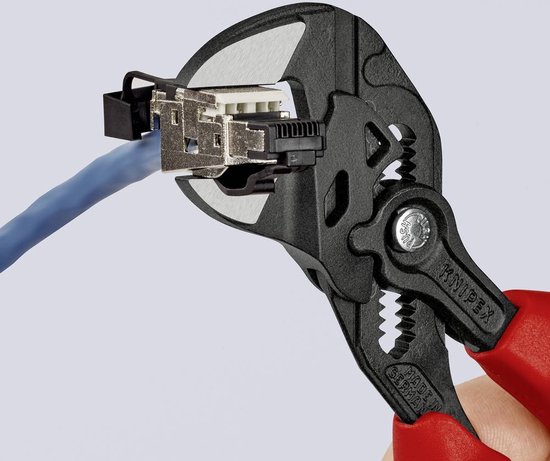 Een Knipex tang klemt een netwerkconnector met blauwe kabel.