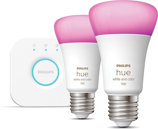 Philips Hue Bridge en twee E27 lampen met roze licht. Zicht op de schroefdraad van de lampen.