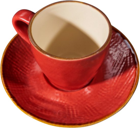 Rood espressokopje met textuur op een rode schotel met textuur, gouden randen.