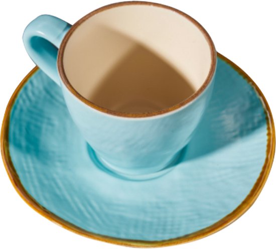 Lichtblauw espressokopje met textuur op een lichtblauwe schotel met textuur, gouden randen.