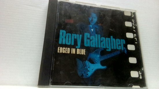 CD-hoes van Rory Gallagher, "Edged in Blue", met zijn afbeelding en gitaar op een zwarte achtergrond.