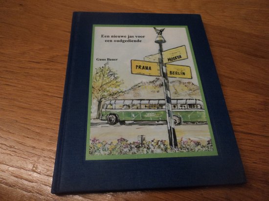 Boekomslag 'Een nieuwe jas voor een oudgediende' met een tekening van een groene bus, een ANWB-paddenstoel met plaatsnamen en een boom. Geschreven door Guus Bauer.