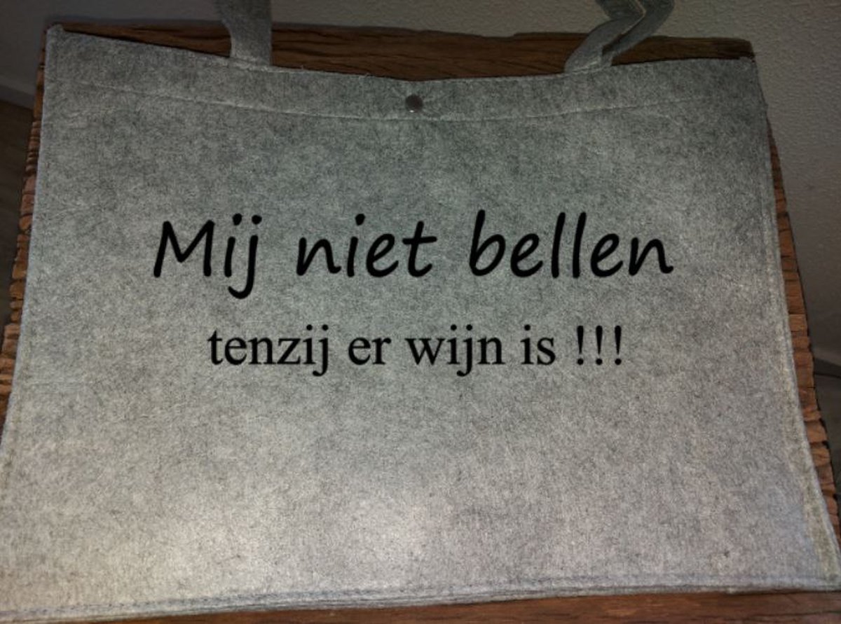 Tas met tekst: Mij niet bellen , tenzij er wijn is !!! -Antraciet vilt tas