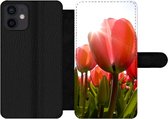Bookcase Geschikt voor iPhone 12 Mini telefoonhoesje - Bloemen - Tulpen - Zon - Met vakjes - Wallet case met magneetsluiting