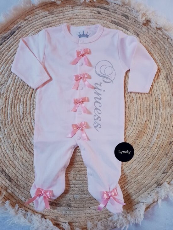 Roze boxpakje met strikjes en 'Princess' opdruk. Sluit met drukknoopjes. Maat 56/62.