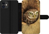 Bookcase Geschikt voor iPhone 11 telefoonhoesje - Bruine uil kijkt uit een gat in een boom - Met vakjes - Wallet case met magneetsluiting