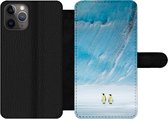 Bookcase Geschikt voor iPhone 11 Pro Max telefoonhoesje - Twee keizerpinguïns voor een ijsberg - Met vakjes - Wallet case met magneetsluiting