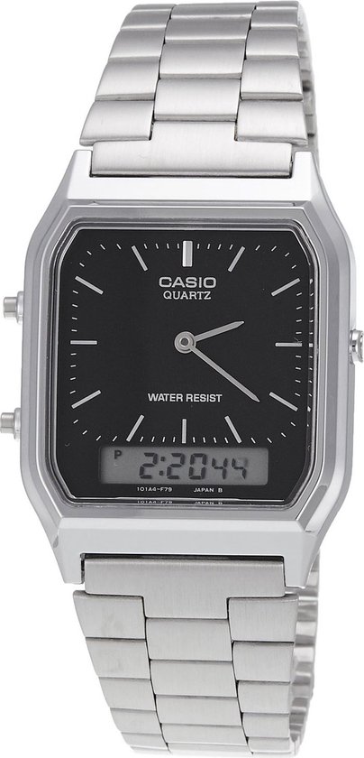 Montre argentée avec bracelet métallique, cadran noir, affichage analogique et numérique, sur bracelet argenté.