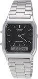 Montre argentée avec bracelet métallique, cadran noir, affichage analogique et numérique, sur bracelet argenté.