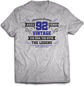 92 Jaar Legend - Feest kado T-Shirt Heren / Dames - Antraciet Grijs / Donker Blauw - Perfect Verjaardag Cadeau Shirt - grappige Spreuken, Zinnen en Teksten. Maat S