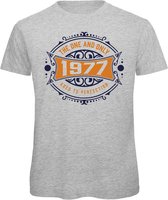 1977 The One And Only | Feest Kado T-Shirt Heren - Dames | Donker Blauw - Goud | Perfect Verjaardag Cadeau Shirt | Grappige Spreuken - Zinnen - Teksten | Maat S