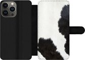 Bookcase Geschikt voor iPhone 13 Pro Max telefoonhoesje - Dierenprint - Koeien - Vacht - Met vakjes - Wallet case met magneetsluiting