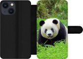 Bookcase Geschikt voor iPhone 13 Mini telefoonhoesje - Panda - Gras - Dier - Met vakjes - Wallet case met magneetsluiting