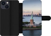 Bookcase Geschikt voor iPhone 13 Mini telefoonhoesje - New York - Vrijheidsbeeld - Skyline - Met vakjes - Wallet case met magneetsluiting