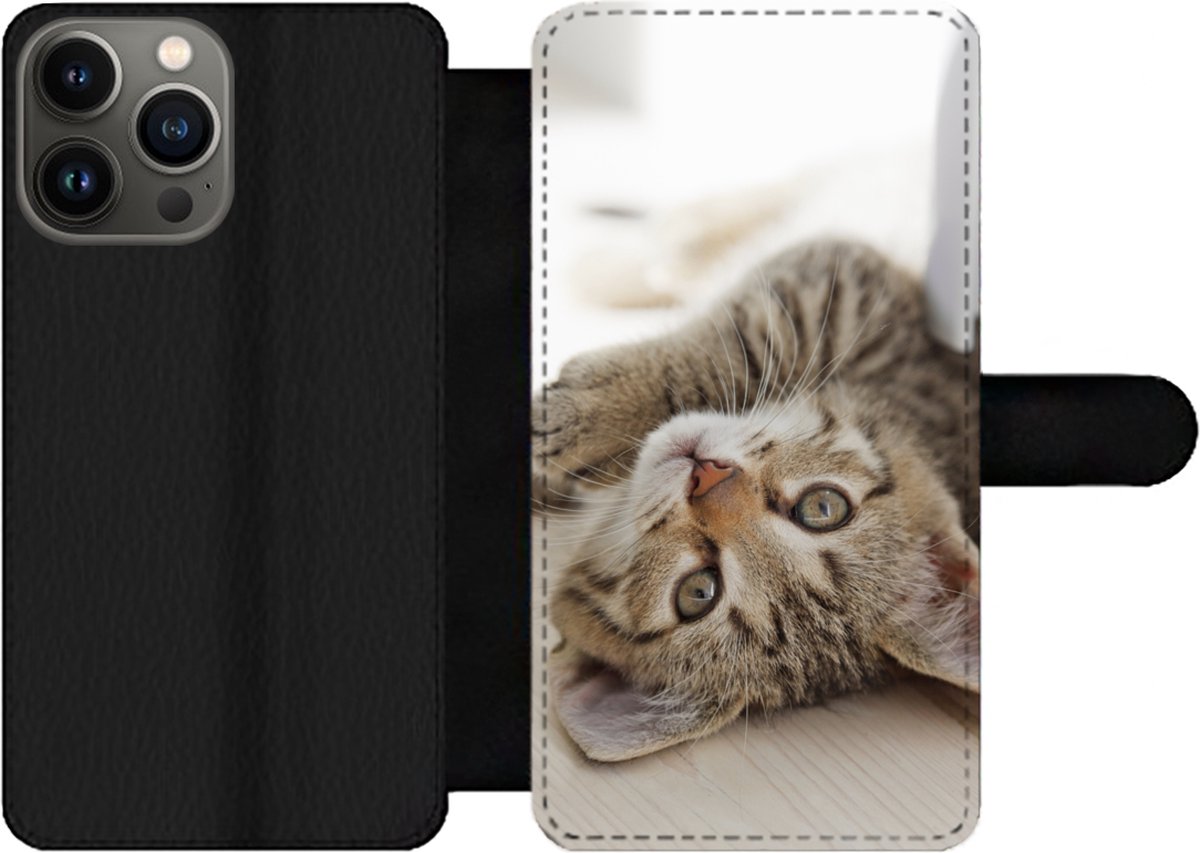 Telefoonhoesje Geschikt voor iPhone 13 Pro Max telefoonhoesje - Kitten - Zon - Bruin - Meisjes - Kinderen - Jongens - Kindje - Met vakjes - Wallet case met magneetsluiting