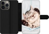 Bookcase Geschikt voor iPhone 13 Pro telefoonhoesje - Kitten - Bed - Poten - Meisjes - Kinderen - Jongens - Kind - Met vakjes - Wallet case met magneetsluiting