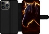 Bookcase Geschikt voor iPhone 13 Pro telefoonhoesje - Paard - Contour - Licht - Met vakjes - Wallet case met magneetsluiting