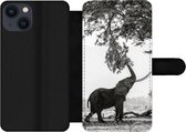 Bookcase Geschikt voor iPhone 13 telefoonhoesje - Olifant - Boom - Dieren - Zwart wit - Met vakjes - Wallet case met magneetsluiting