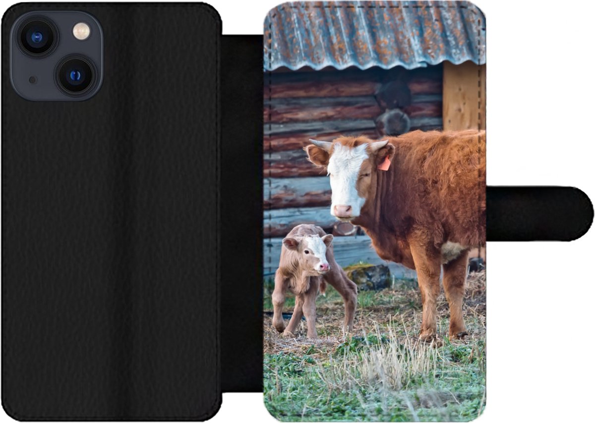 Telefoonhoesje Geschikt voor iPhone 13 telefoonhoesje - Koe - Schuur - Gras - Kalf - Met vakjes - Wallet case met magneetsluiting