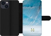 Bookcase Geschikt voor iPhone 13 telefoonhoesje - Twee keizerpinguïns voor een ijsberg - Met vakjes - Wallet case met magneetsluiting