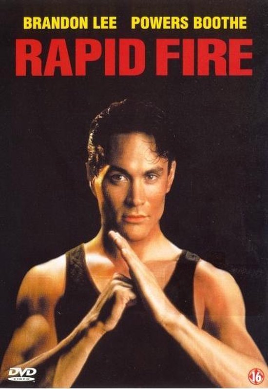 Brandon Lee in "Rapid Fire". Hij draagt een zwart tanktop en staat in een vechthouding met zijn handen voor zijn gezicht.