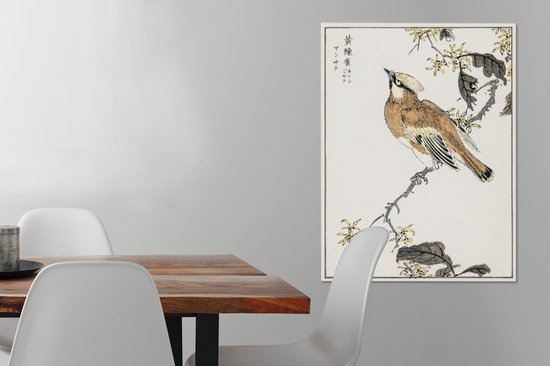 Un oiseau brun avec une crête est assis sur une branche avec de petites fleurs jaunes et des feuilles sombres. Art japonais.