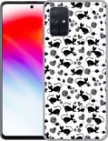 Coque transparente avec des chats noirs et blancs et des pelotes de laine, à côté d'un smartphone.