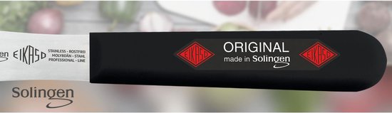 Gros plan sur le manche noir d'une fourchette à viande Eikaso Solingen avec logos rouges et "ORIGINAL made in Solingen".