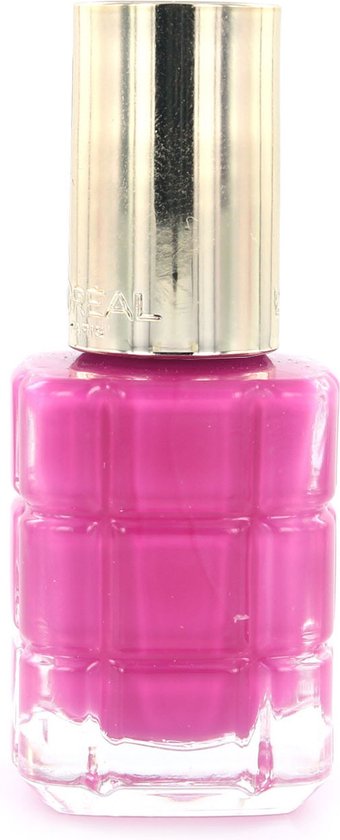 Roze nagellak in een vierkante glazen fles met gouden dop.