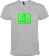 Grijs T shirt met print van " Wijn Team " print Neon Groen size M