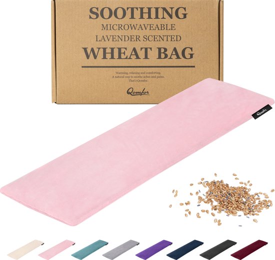 Een roze pittenzak met lavendelgeur op een witte achtergrond, met een graan- en lavendelmix ernaast. Tekst: SOOTHING MICROWAVEABLE LAVENDER SCENTED WHEAT BAG.