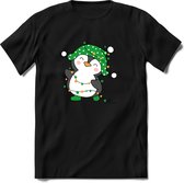 Pinguin Buddy Kerst T-shirt | Groen | Jongens / Meisjes | Grappige Foute kersttrui Shirt Cadeau | Kindershirt | Leuke Elf, Rendier, Kerstboom en Kerstballen Ontwerpen. Maat 128