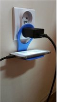 Telefoonhouder tijdens opladen in het stopcontact