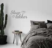 Stickerheld - Muursticker Slaap lekker - Slaapkamer - Droom zacht - Hartjes - Nederlandse Teksten - Mat Donkergrijs - 27.5x57.6cm