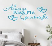 Stickerheld - Muursticker Always kiss me goodnight - Slaapkamer - Liefde - decoratie - Engelse Teksten - Mat Middenblauw - 55x147.5cm