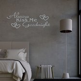 Stickerheld - Muursticker Always kiss me goodnight - Slaapkamer - Liefde - decoratie - Engelse Teksten - Mat Zilver - 41.3x110.6cm