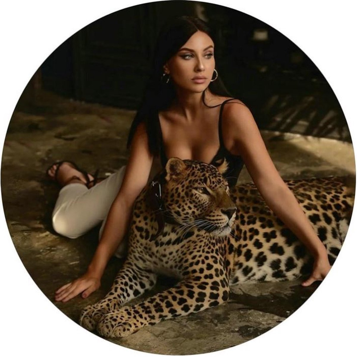 Frame Glass 50 cm diameter Lady with Leopard 97823 - glasschilderij - glaskader - wanddecoratie - muurdecoratie - wand - interieur - decoratie - figuur - cadeau - geschenk - verjaardag - nieuwjaar - kerst