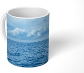 Mok - Uitzicht over de blauwe golven op zee - 350 ML - Beker - Uitdeelcadeautjes