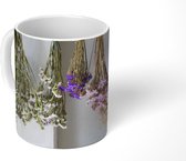 Mok - Verschillende Limonium bloemen hangen te drogen - 350 ML - Beker - Uitdeelcadeautjes