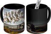Magische Mok - Foto op Warmte Mok - Een stoomtrein over een brug met het groene landschap - 350 ML - Uitdeelcadeautjes