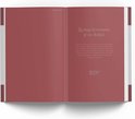 Open dagboek met tekst. De linkerpagina bevat de titel 'Voorwoord' en bordeauxrode tekst. De rechterpagina heeft een perzikroze achtergrond met bordeauxrode tekst.