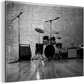 Wanddecoratie Metaal - Aluminium Schilderij Industrieel - Volledig drumstel op een podium - zwart wit - 80x60 cm - Dibond - Foto op aluminium - Industriële muurdecoratie - Voor de woonkamer/slaapkamer