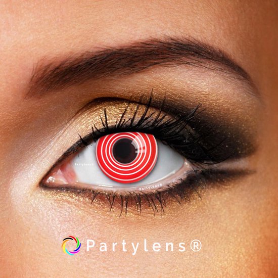 Rood-witte spiraalkleur contactlens in een oog, met gouden oogschaduw.
