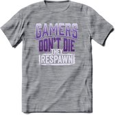 Gamers don't die T-shirt | Paars | Gaming kleding | Grappig game verjaardag cadeau shirt Heren – Dames – Unisex | - Donker Grijs - Gemaleerd - XL