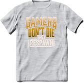Gamers don't die T-shirt | Geel | Gaming kleding | Grappig game verjaardag cadeau shirt Heren – Dames – Unisex | - Licht Grijs - Gemaleerd - XL