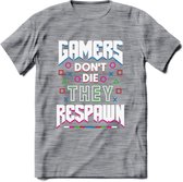 Gamers don't die T-shirt | Gaming kleding | Grappig game verjaardag cadeau shirt Heren – Dames – Unisex | - Donker Grijs - Gemaleerd - L